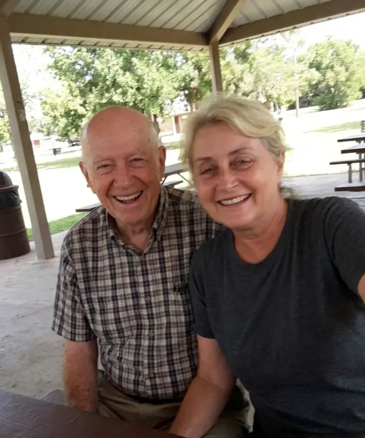 Marlene e Geraldo sorrindo juntos